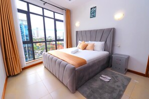 2 bedrooms, iron/ironing board, WiFi, bed sheets - Cosy & serene 2BR in Westlands with pool, gym, paranoic view (Nairobi)