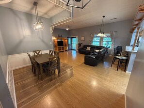 Smart TV, DVD player - Spacious and comfortable 3-bedroom house in peaceful Somerset, KY. All amenities (Somerset)
