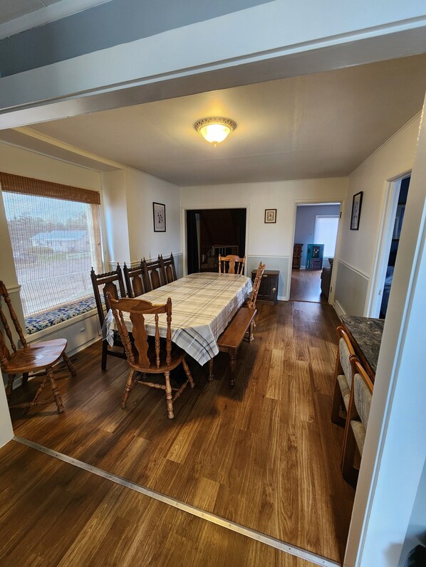 Dining - Lake Mac Lodge - a 4-bedroom house in charming Lemoyne. Relax and unwind. (Lemoyne)