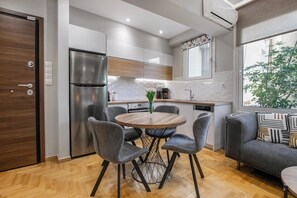 Appartamento, vista città | Cucina privata | Frigorifero con congelatore, forno, lavastoviglie