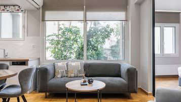 Apartamento, vistas a la ciudad | Sala de estar | Smart TV de 45 pulgadas con canales por satélite, Netflix