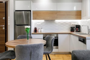 Appartement, vue ville | Cuisine privée | Grand réfrigérateur, four, lave-vaisselle, machine à expresso