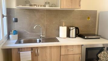 Køleskab, mikrobølgeovn, kogeplade, kaffe-/temaskine