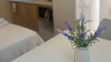 Kylskåp, mikrovågsugn, spishäll och kaffe- och tebryggare