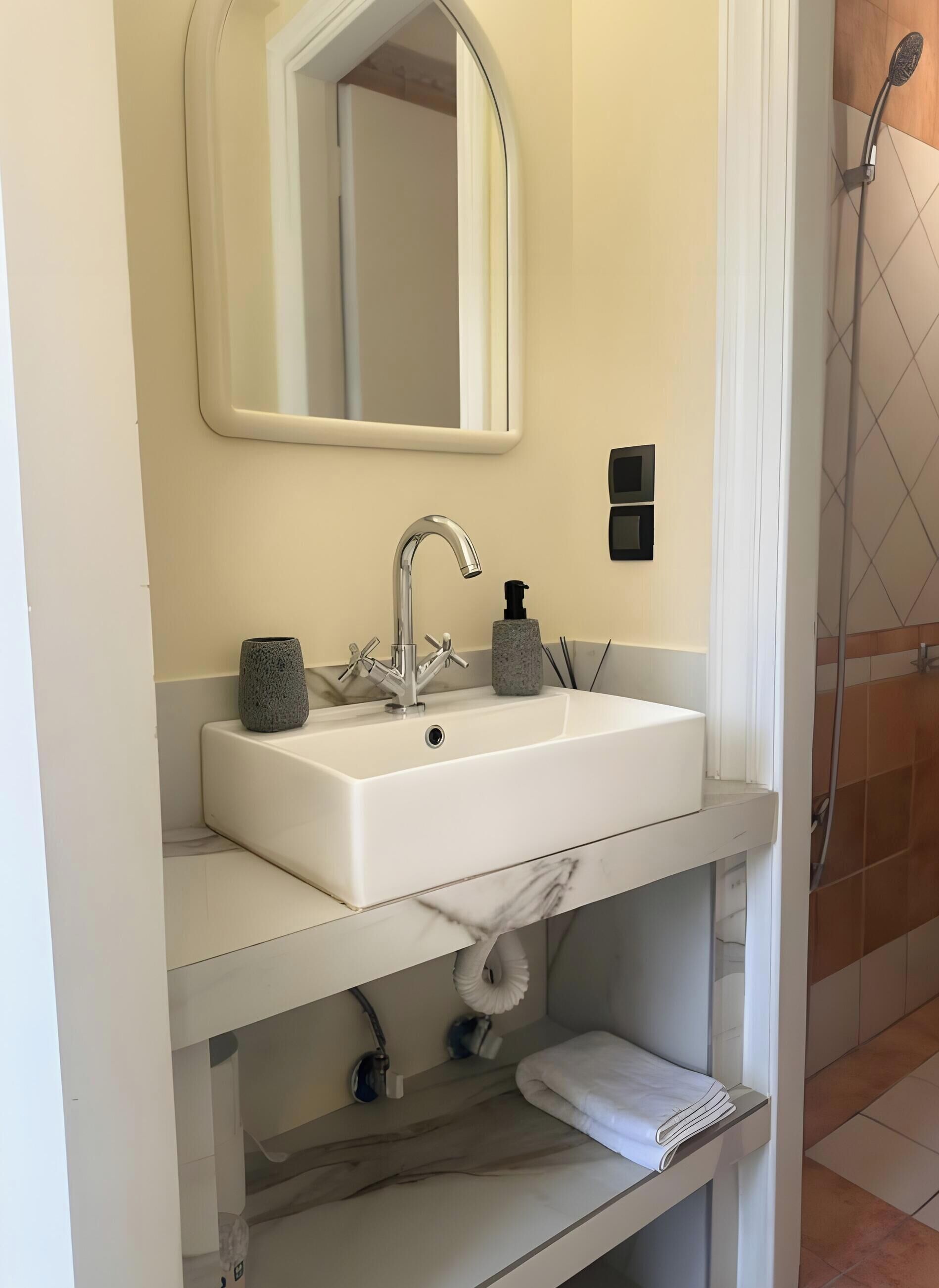 Shower, hair dryer, towels