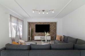 TV - Vacation Home 'Zoiben' with Mountain View, Private Terrace and Wi-Fi (La aldea de san nicolas)