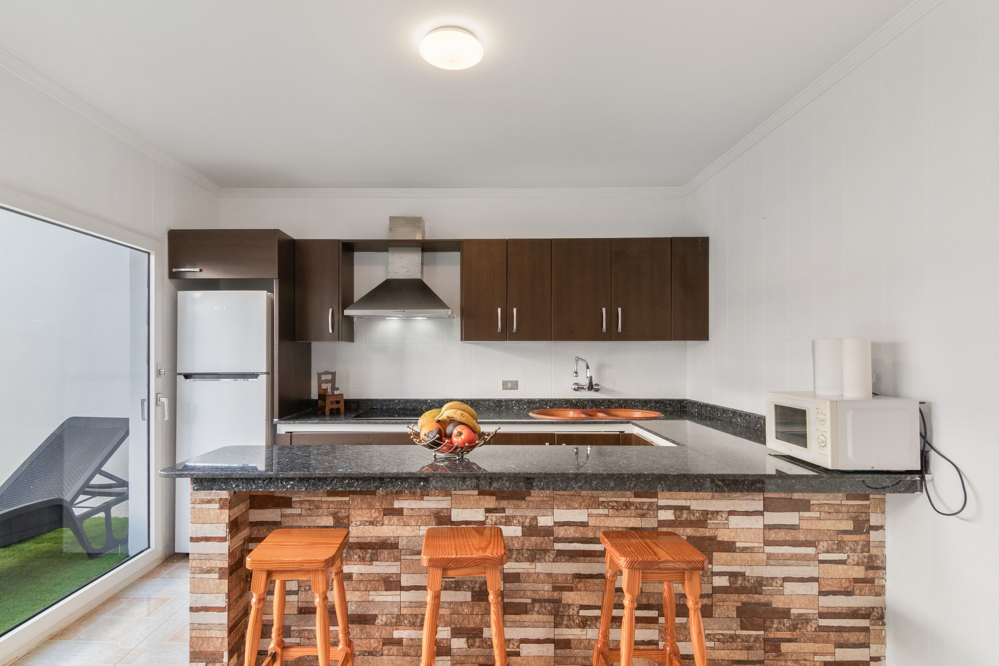 Frigorífico, microondas, placa de cocina y cafetera o tetera