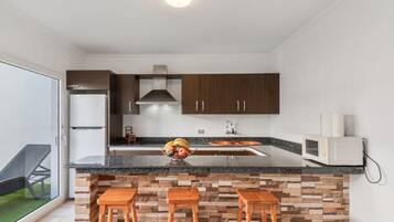 Frigorífico, microondas, placa de cocina y cafetera o tetera