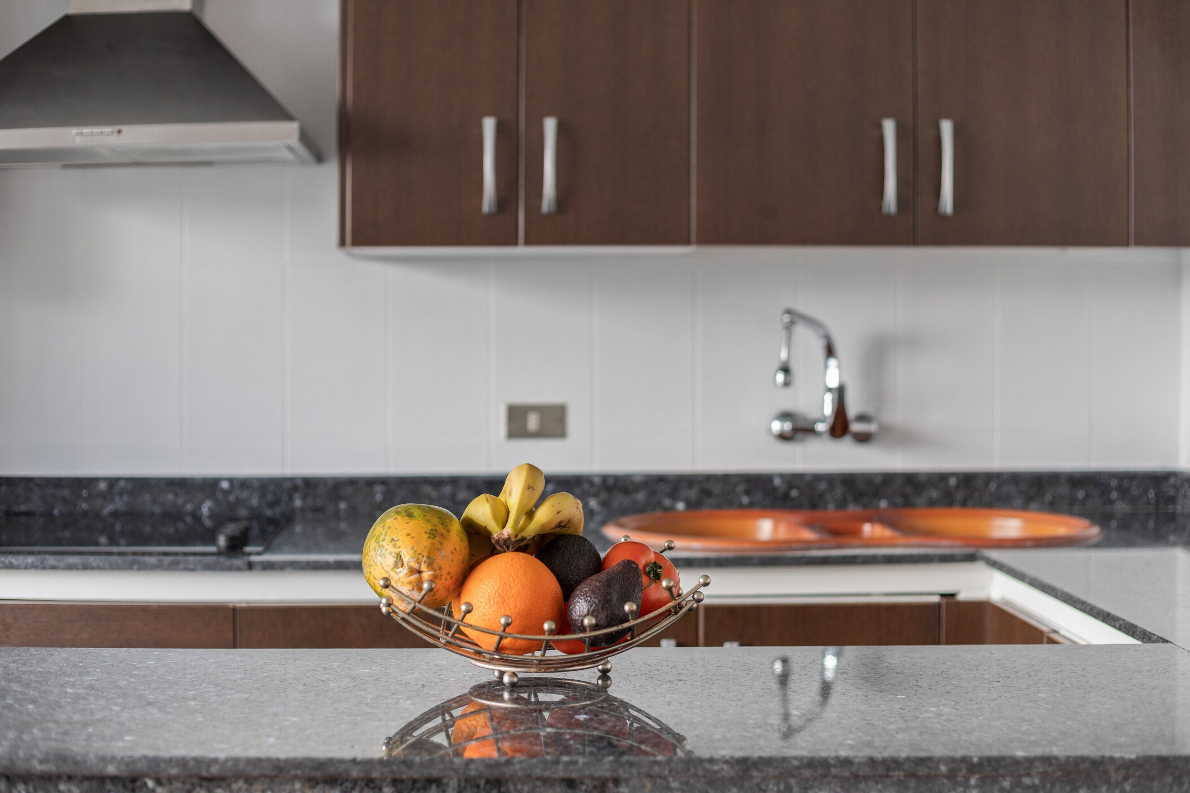 Frigorífico, microondas, placa de cocina y cafetera o tetera
