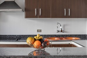 Frigorífico, microondas, placa de cocina y cafetera o tetera