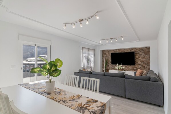 TV - Vacation Home 'Zoiben' with Mountain View, Private Terrace and Wi-Fi (La aldea de san nicolas)