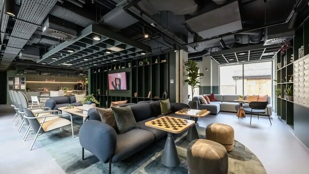 Un espace de détente moderne comprenant un canapé, une table basse et des fauteuils.