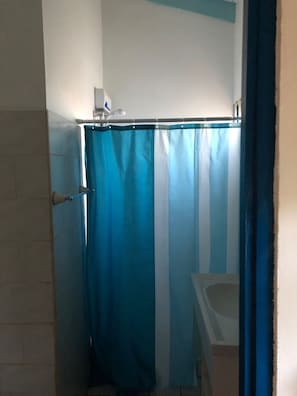 Douche, sèche-cheveux, serviettes fournies, papier toilette
