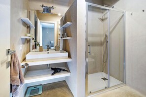 Hårtørrer, håndklæder, Sæbe, Toiletpapir