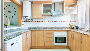 Frigorífico, microondas, horno y placa de cocina