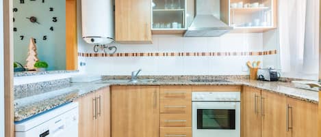 Frigorífic, microones, forn i placa de cuina