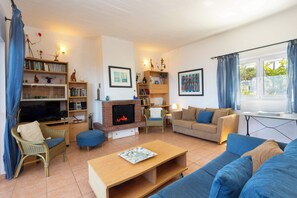 Fernseher, Kamin, Bücher, Stereoanlage