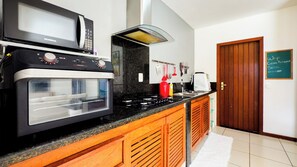 Kühlschrank, Ofen, Herdplatte, Wasserkocher mit Kaffee-/Teezubehör