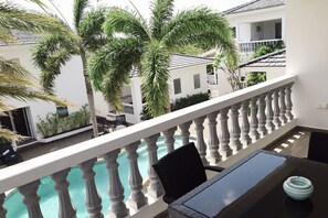 Outdoor dining - Stylish 2BR Apartment with Balcony, Pool & Views of Table Mountain (Willemstad)