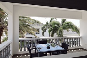 Outdoor dining - Stylish 2BR Apartment with Balcony, Pool & Views of Table Mountain (Willemstad)