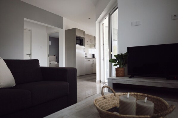 Smart TV - Stylish 2BR Apartment with Balcony, Pool & Views of Table Mountain (Willemstad)