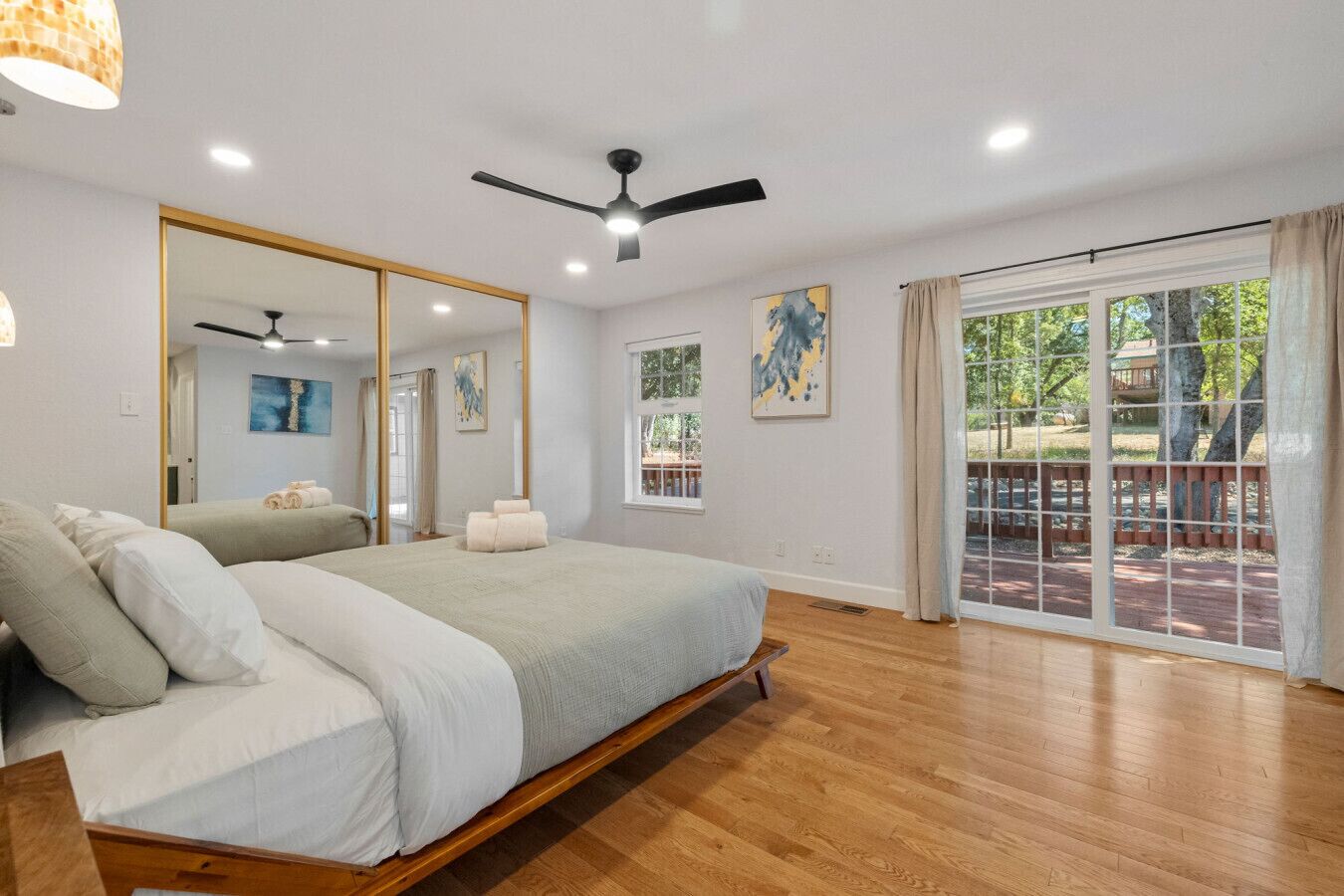 Travel crib, free WiFi