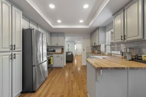 Fridge, microwave, oven, dishwasher - Immerse Yourself in Nature`s Poetry (Groveland)