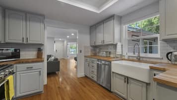 Coffee/tea maker, fridge, microwave, oven