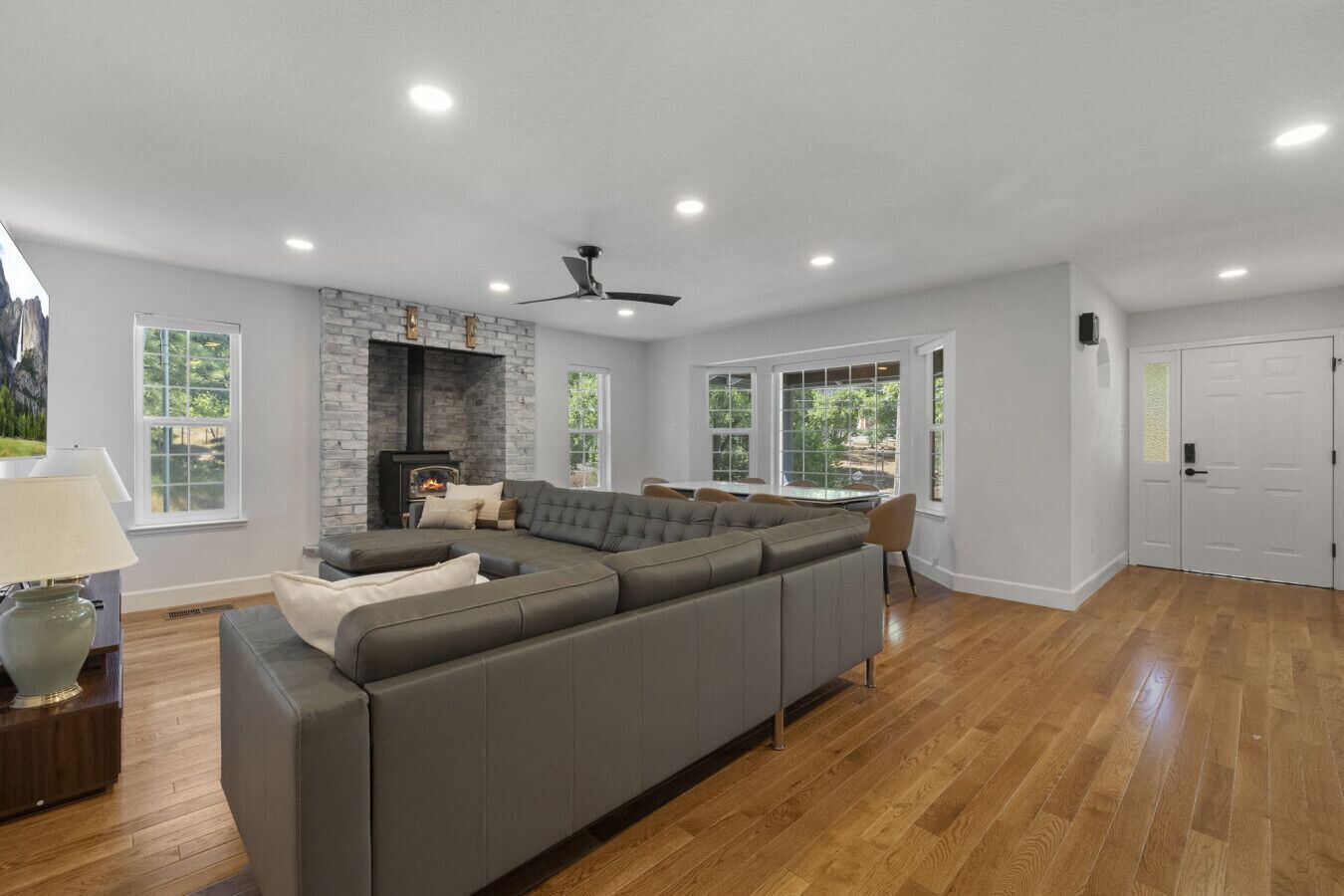 Smart TV, fireplace