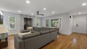 Smart TV, fireplace