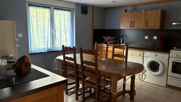 Jääkaappi, mikroaaltouuni, astianpesukone, kahvin-/teenkeitin