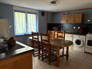 Kjøleskap, mikrobølgeovn, oppvaskmaskin og kaffetrakter/tekoker