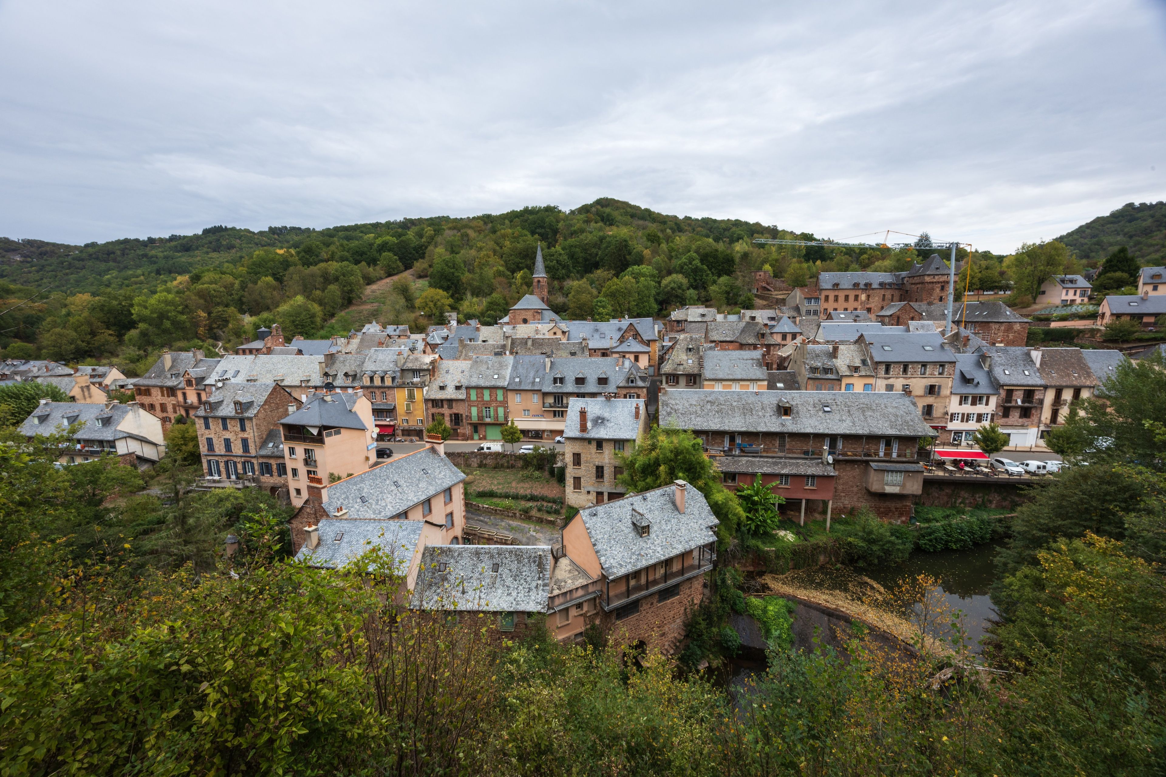 Eine historische Stadt mit traditioneller Architektur, einem Fluss und umgebender Natur.