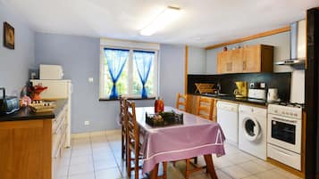 Fridge, microwave, dishwasher, coffee/tea maker