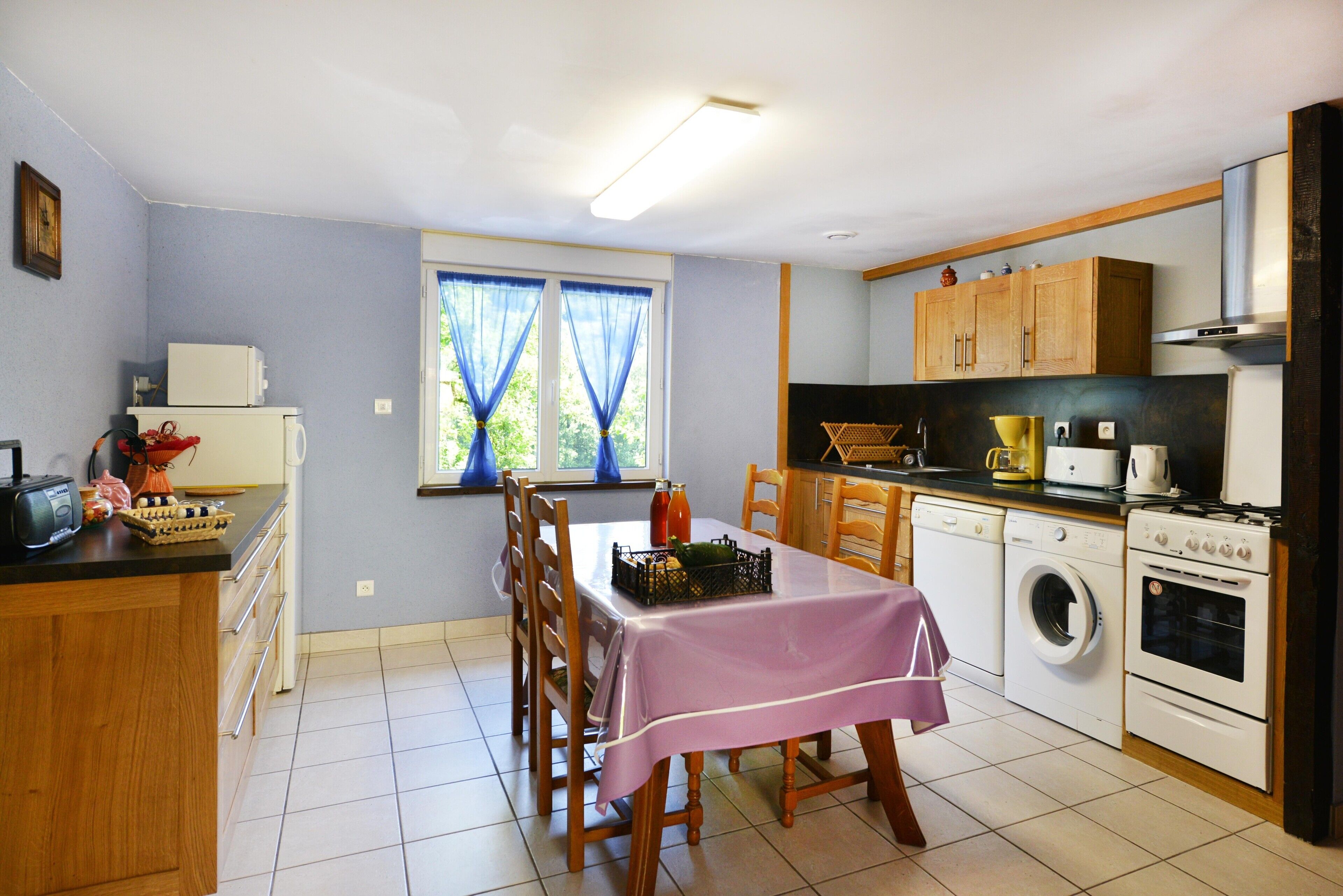 Fridge, microwave, dishwasher, coffee/tea maker