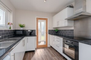 Een koelkast, een microgolfoven, een oven, een kookplaat