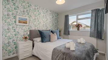 3 bedrooms, desk, iron/ironing board, free WiFi