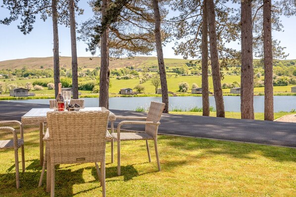 Outdoor dining - Pendle View Gatehouse – Lakeside Stay in the Ribble Valley (Clitheroe)