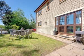 Outdoor dining - Pendle View Gatehouse – Lakeside Stay in the Ribble Valley (Clitheroe)