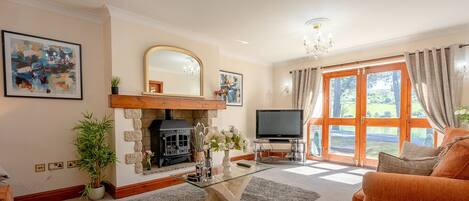 Smart TV, fireplace, stereo