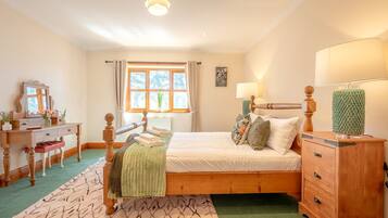 3 bedrooms, desk, iron/ironing board, free WiFi