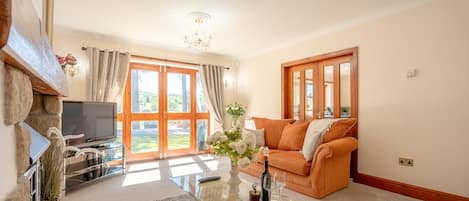 Smart TV, chimenea y estéreo