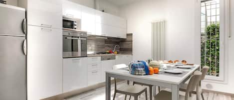 Frigorifero, microonde, forno, piano cottura