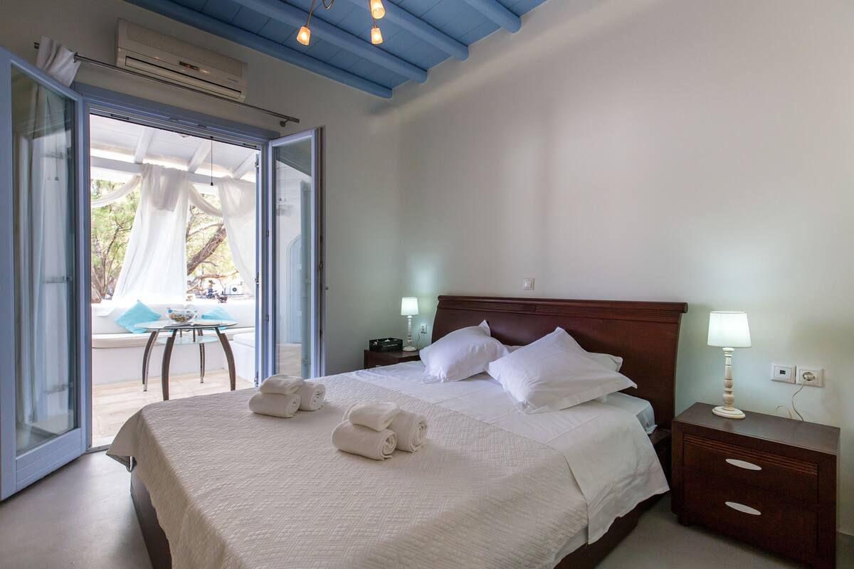 Family Apartment, 1 Bedroom, Non Smoking | Premium bedding, laptop workspace, blackout drapes, iron/ironing board