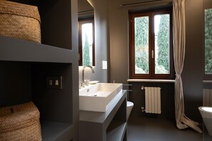 Dusche, umweltfreundliche Kosmetikartikel, Haartrockner, Bidet