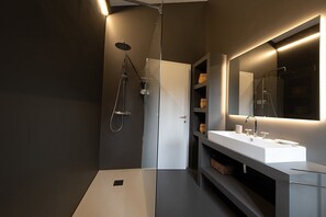 Dusche, umweltfreundliche Kosmetikartikel, Haartrockner, Bidet