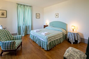 6 Schlafzimmer, Schreibtisch, Bügeleisen/Bügelbrett, Reisekinderbett