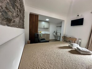 1 makuuhuone, tallelokero huoneessa, silitysrauta/-lauta