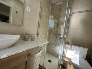 Shower, hair dryer, towels, toilet paper - Mocha Studio. Romantic Space, for a fantastic vacation! (Machico)