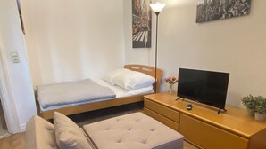 1 soverom, skrivebord, strykejern/-brett og wi-fi (inkludert)